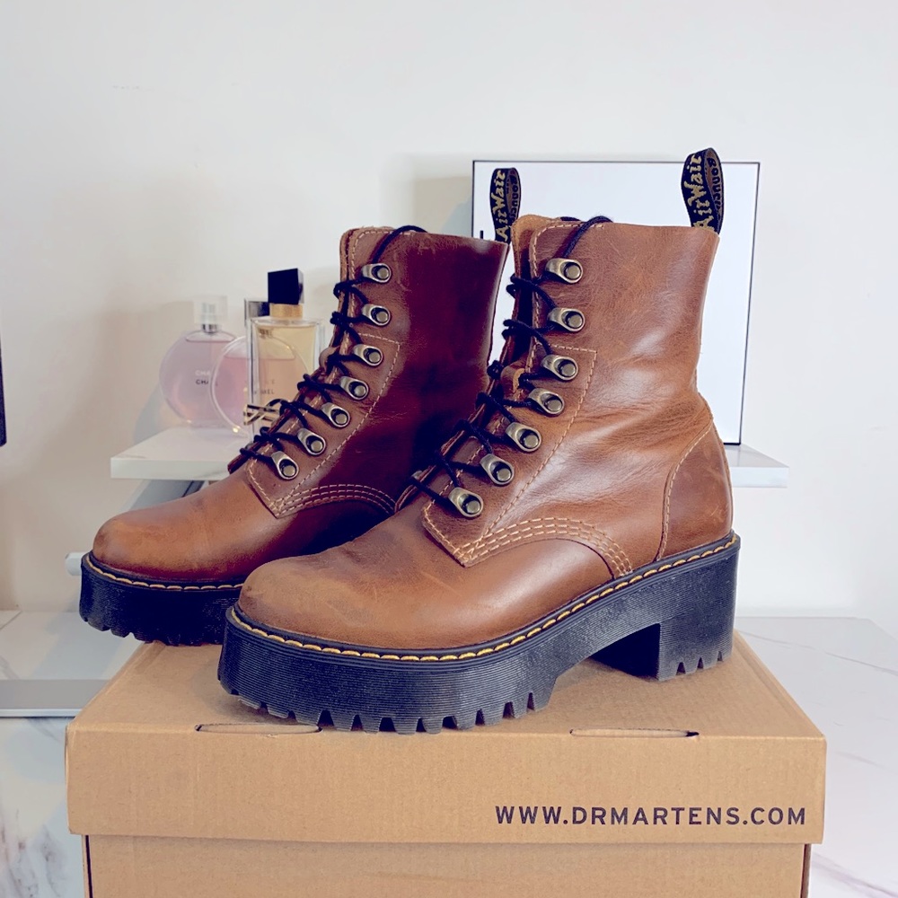 DR. MARTENS LEONA PLATFORM BOOT